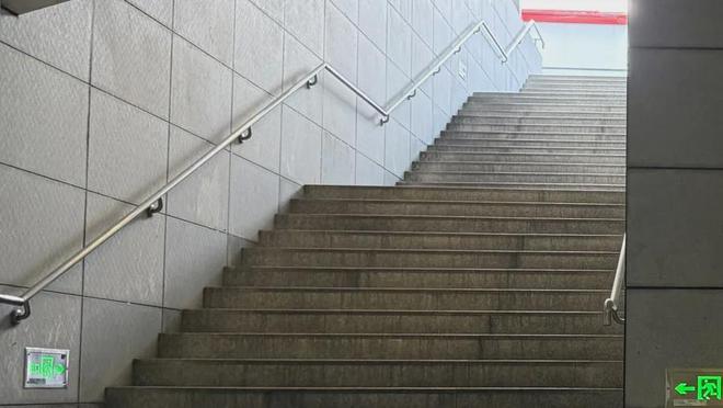 上海交通枢纽大变还遭吐槽：障碍太多！大量旅客拎着行李箱走台阶…无障碍建设差口气